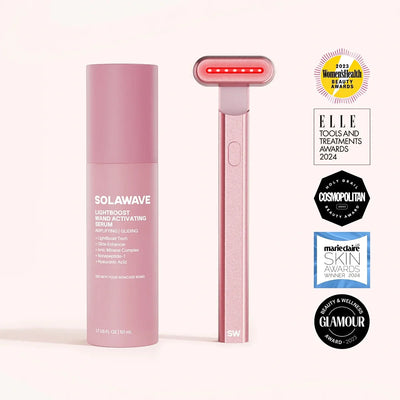El Solawave Rose Gold 4-in-1 Red Light Therapy Wand & Activating Serum Kit potencia la Radiant Renewal con la rejuvenecedora terapia de luz roja. Las insignias de los premios Womens Health, Elle, Cosmopolitan, Marie Claire y Glamour se muestran en el lado derecho.